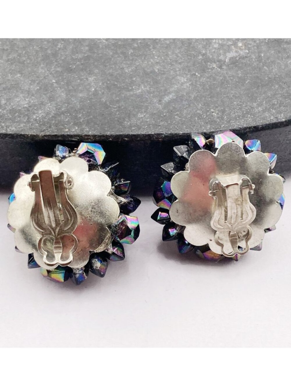 VINTAGE Oil slick style black plastic cluster bead clip-on earrings 1950s pinup - Picture 15 of 15